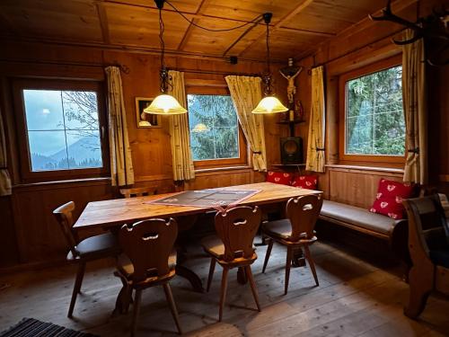 バーワングにあるBerwang Chalets - Älpele Hofの木製のテーブルと椅子のあるダイニングルーム