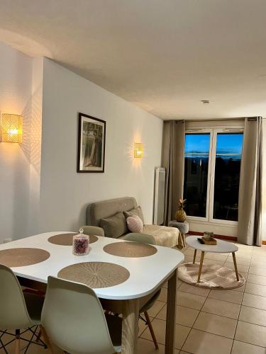 un salon avec une table et un canapé dans l'établissement Chez Suzette-Résidence-Piscine-Sauna, à Levernois