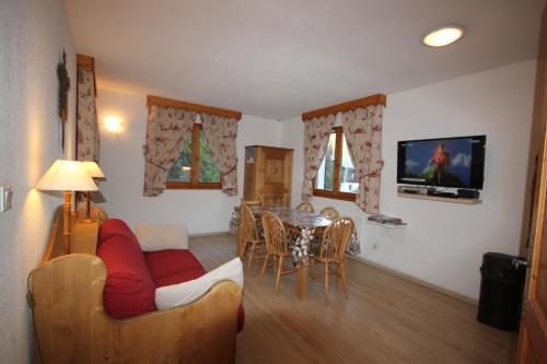 un salon avec un canapé et une table dans l'établissement Appartement résidence Montagne / ski Samoëns, à Samoëns