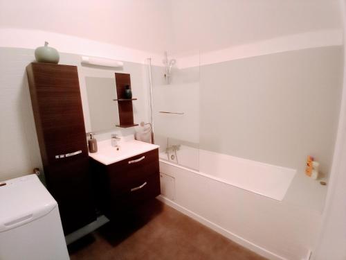 Gallery image of Studio cosy vue Cathédrale - Parking privé in Chartres