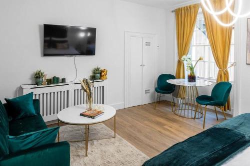 倫敦的住宿－Marylebone central apartment，客厅配有沙发和桌子