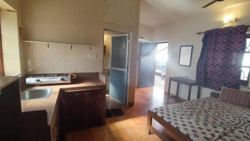 Η κουζίνα ή μικρή κουζίνα στο Hill View Guest House
