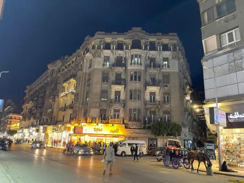 One Season Hostel في القاهرة: مبنى كبير على شارع المدينة ليلا
