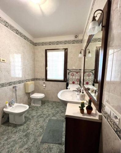a bathroom with a sink and a toilet and a sink at Casa Pionieri in Roveredo in Piano
