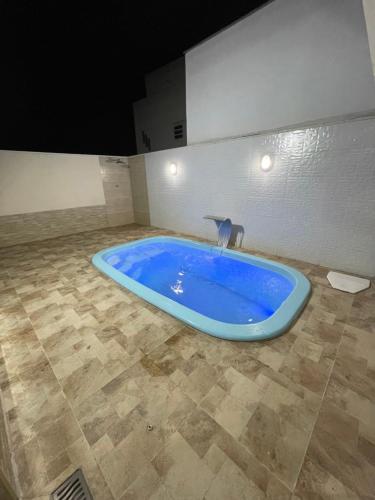 - une grande baignoire bleue dans la chambre dans l'établissement Casa com piscina em condomínio, à Cachoeira Paulista