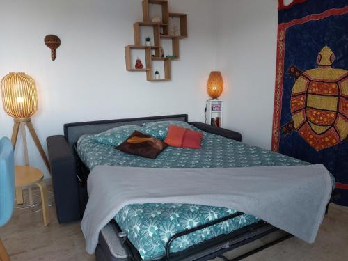 1 dormitorio con 1 cama con edredón verde en Studio Golf Riviera - Axelle Loc'Appart en Mandelieu-la-Napoule