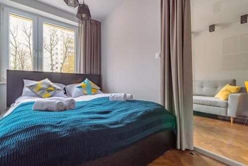 ワルシャワにあるRent like home - Bruna 2のベッドルーム1室(青いシーツとソファ付)