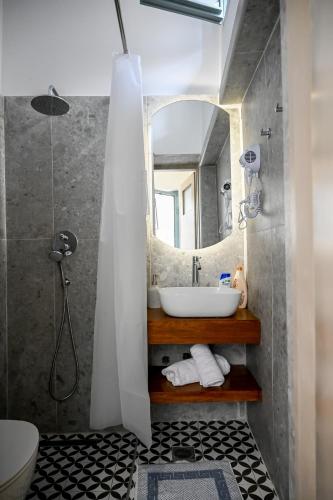 a bathroom with a sink and a mirror at ΜΕΛΑΝΘΙΑ m5 in Preveza
