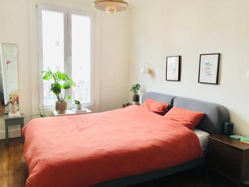 Een bed of bedden in een kamer bij Central & Calm 2-4p. Mid Century Modern Apartment