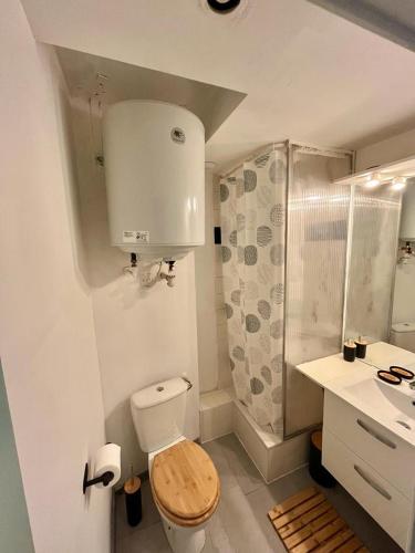 une salle de bain blanche avec toilettes et douche dans l'établissement Appartement tout équipé à 6 minutes de la Gare St Charles, à Marseille