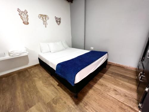 1 dormitorio pequeño con 1 cama en una habitación en LA TERRAZA del POBLADO 474-TR1, en Medellín