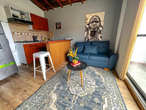 sala de estar con sofá azul y mesa en LA TERRAZA del POBLADO 474-TR1, en Medellín