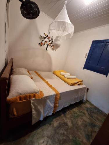 a bedroom with a bed in a white room at Casa das Falésias Cumuruxatiba in Cumuruxatiba