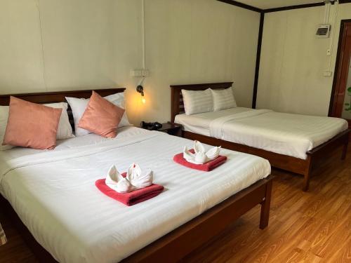 Katil atau katil-katil dalam bilik di Khaosok River Camp