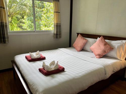 Katil atau katil-katil dalam bilik di Khaosok River Camp