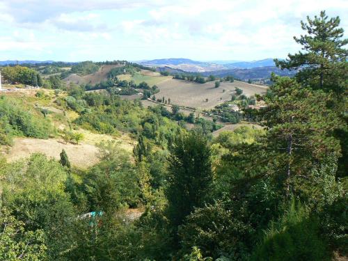 a view of a valley with trees and mountains at B&B Aquilone in Urbino