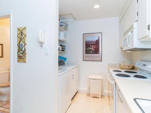 uma cozinha com armários brancos e um forno com placa de fogão em 51 Mountain Shadows - 2 bedroom condo with pool em Incline Village
