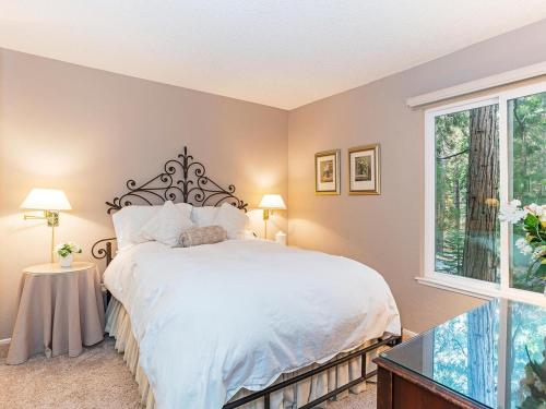 um quarto com uma cama grande e uma janela em 51 Mountain Shadows - 2 bedroom condo with pool em Incline Village