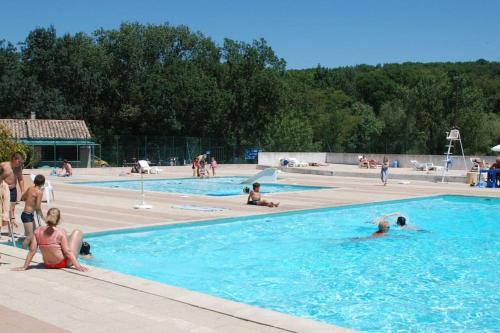 un groupe de personnes dans une piscine dans l'établissement Maison familiale au cœur d’un village typique, à Alba-la-Romaine