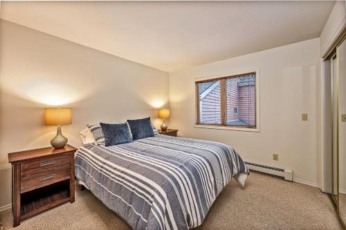 un dormitorio con una cama y una ventana en 5 McCloud - Bright and Quaint Living, en Incline Village