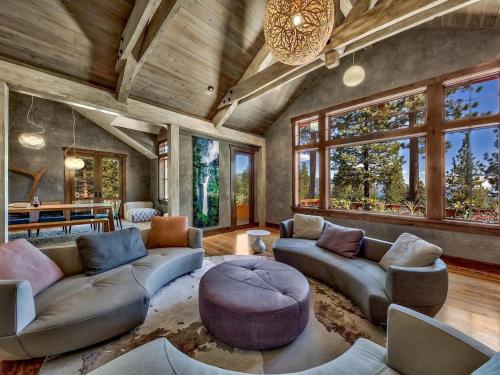 Posezení v ubytování A Touch Of Tuscany In a Lake Tahoe Estate