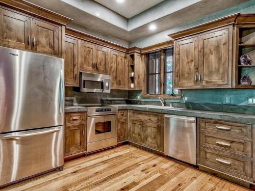 Kuchyň nebo kuchyňský kout v ubytování A Touch Of Tuscany In a Lake Tahoe Estate