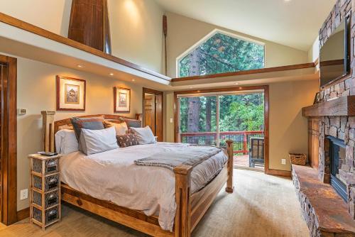 um quarto com uma cama grande e uma lareira em 585 Knotty Pine - Gorgoeous Moutain Home em Incline Village