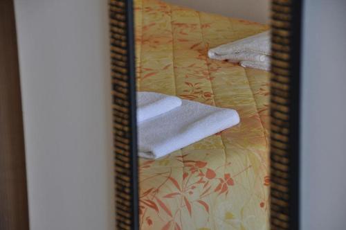einem Spiegel mit einem Handtuch auf dem Bett in der Unterkunft Panorama Apartments in Medulin