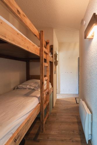 - une chambre avec 2 lits superposés et un couloir dans l'établissement L'horizon studio, à Cauterets