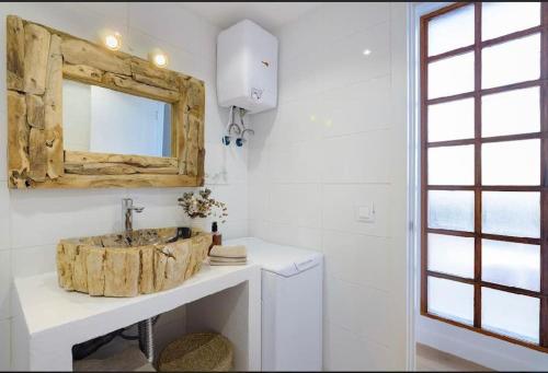 uma casa de banho com um lavatório de madeira e um espelho em Sea light em Puerto del Carmen