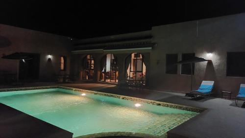 Piscina en o cerca de Riad Dar Chenguiti