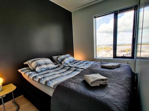 um quarto com uma cama com duas toalhas em Waterfront 1 Bedroom Skyscraper Suite - 18th Floor - Free Garage Parking em Helsínquia