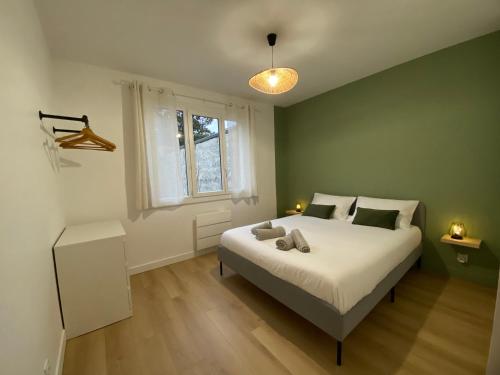 um quarto com uma cama e uma janela em Appartement neuf et spacieux, centre ville, garage em Tournon-sur-Rhône
