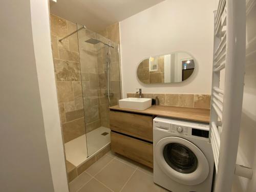 Photo de la galerie de l'établissement Appartement neuf et spacieux, centre ville, garage, à Tournon-sur-Rhône