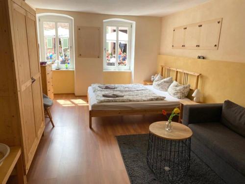 a living room with a bed and a couch at Gemütliche Hof Wohnung in St Martin mit Sauna in Sankt Martin