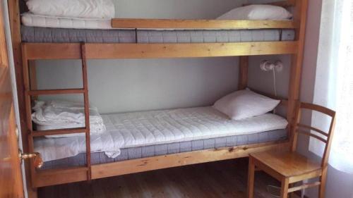 a couple of bunk beds in a room at Mellangårds stugor - Första stugan in Föglö