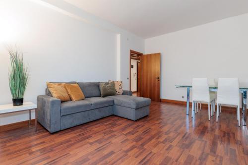 a living room with a couch and a table at Hapton house Central 12 in Mestre