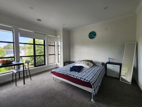 1 dormitorio con 1 cama, escritorio y ventanas en Cozy Value Comfy Budget Rooms ! Kick Back n Relax, en Berwick