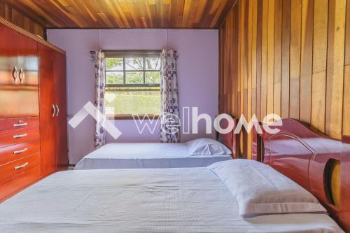 um quarto com 2 camas e uma janela em Casa com ampla área verde e piscina em Itupeva em Itupeva