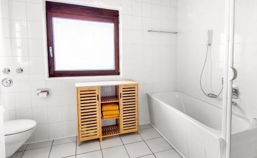 Un baño de Stylish loft with balcony, quiet and spacious