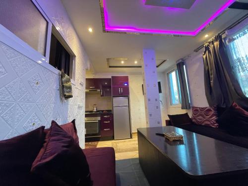 salon z fioletowym światłem na suficie w obiekcie la paix w mieście Ifrane