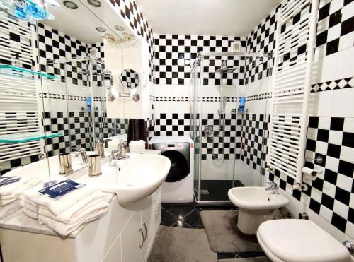 een badkamer met zwart-wit geruite muren bij DF MiniLOFT, Milano-SanSiro in Milaan