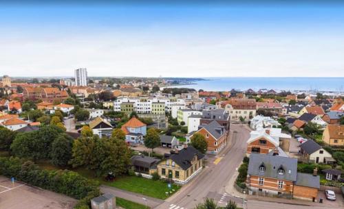 z góry widok na małe miasteczko z domami w obiekcie The Photographer's House in Höganäs w mieście Höganäs