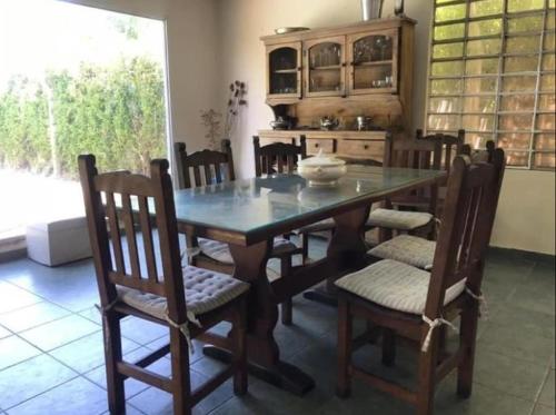 - une salle à manger avec une table et des chaises dans l'établissement Mi Bella Vista - Quinta Con Pileta, à Bella Vista