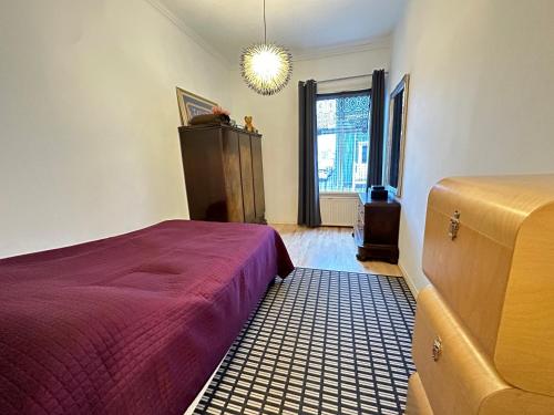 Postel nebo postele na pokoji v ubytování Hverfisgata Blue - Birta Rentals