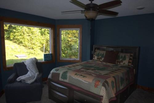Tempat tidur dalam kamar di Cuyuna Lake Cabin Retreat