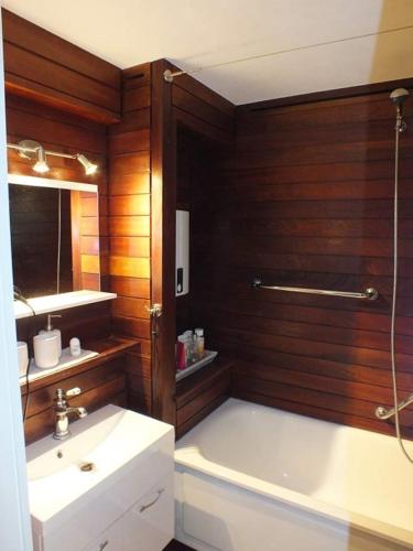 a bathroom with a tub and a sink and a toilet at Schwarzwald Auszeit mit Sauna, Pool & Dachterrasse in Sasbachwalden