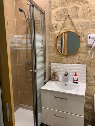 une salle de bain avec un lavabo et une douche dans l'établissement paris beautiful cozy studio, à Paris