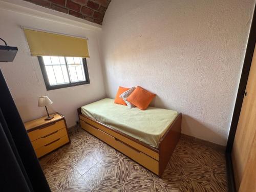 a small bedroom with a bed and a window at La casa de Chola in Playa Unión