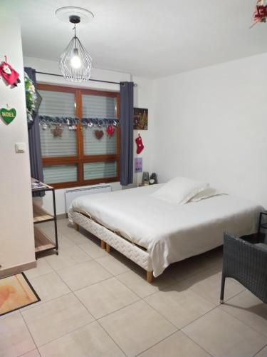 Un dormitorio con una cama grande y una ventana. en l'ecureuil, en Munster